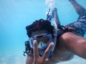 portrait man gesturing while swimming sea 1048944 12895842